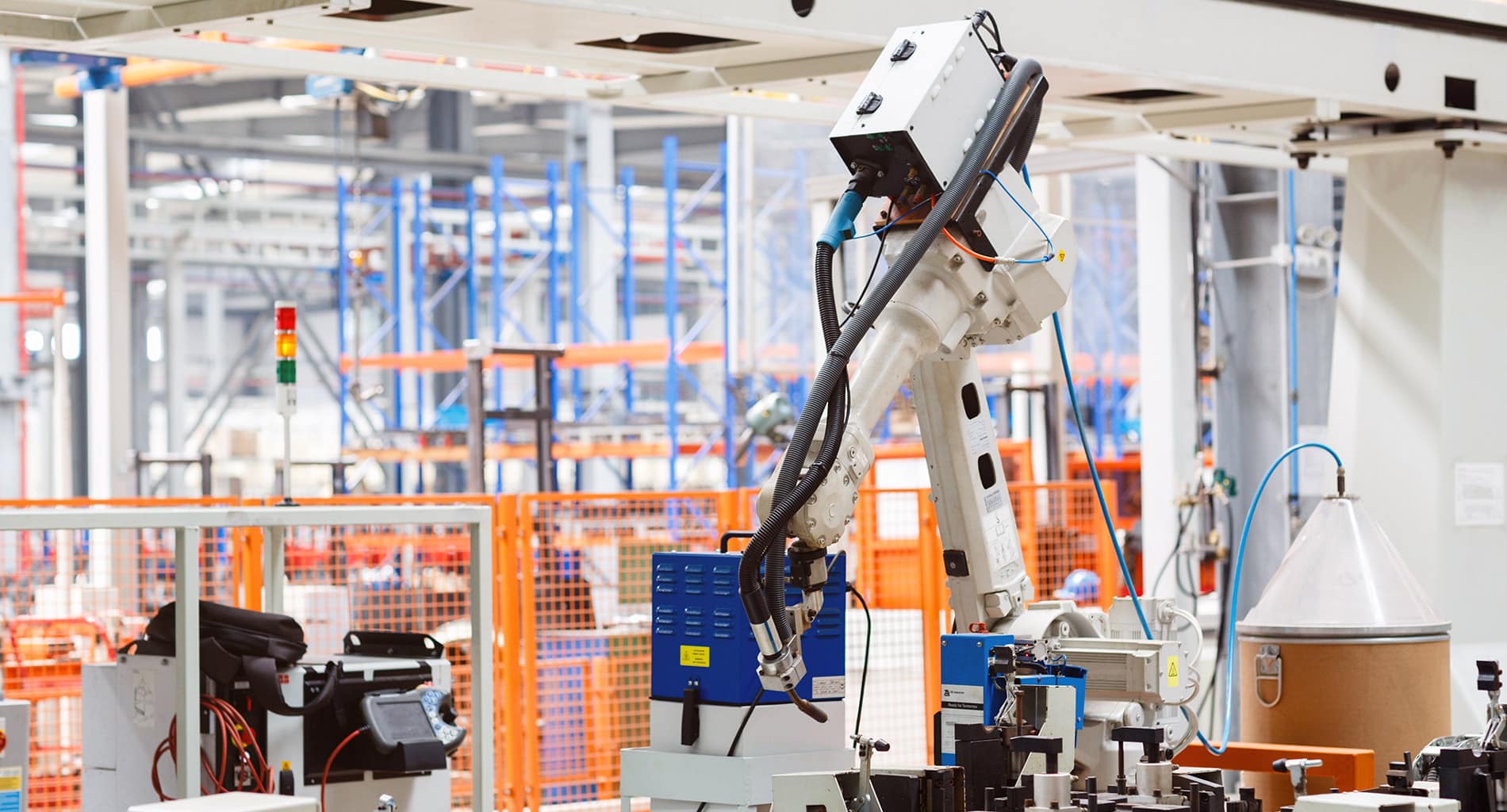 industrie robot travaillant sur une chaine usine moderne